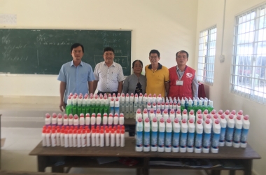 Trao chai sát trùng, vệ sinh, rữa tay phòng dịch cho Trường PTTH Dương Háo Học, Trà Vinh (17/02/2021)